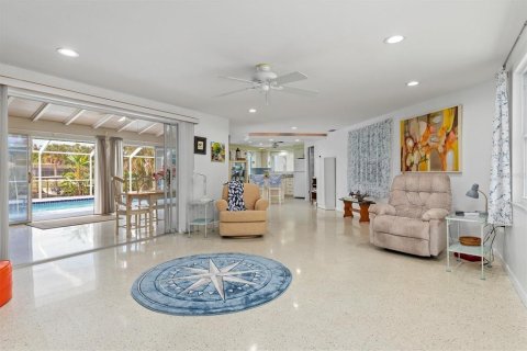 House in Port Charlotte, Florida 2 bedrooms, 157.75 sq.m. № 879193 - photo 4