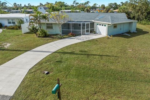 House in Port Charlotte, Florida 2 bedrooms, 157.75 sq.m. № 879193 - photo 2