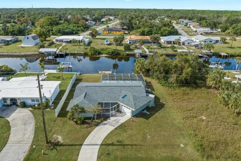House in Port Charlotte, Florida 2 bedrooms, 157.75 sq.m. № 879193 - photo 3