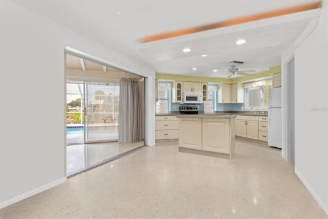 House in Port Charlotte, Florida 2 bedrooms, 157.75 sq.m. № 879193 - photo 14