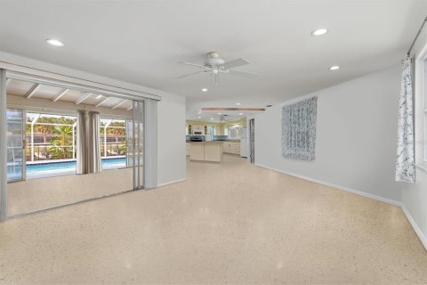 House in Port Charlotte, Florida 2 bedrooms, 157.75 sq.m. № 879193 - photo 9