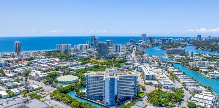 Кондоминиум с 2 спальнями в Майами-Бич, Флорида № 2023874