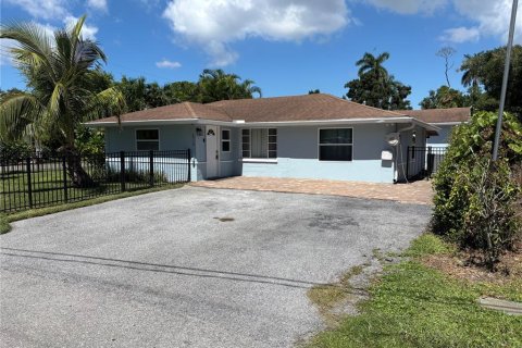 House in Bradenton, Florida 3 bedrooms, 153.66 sq.m. № 2379373