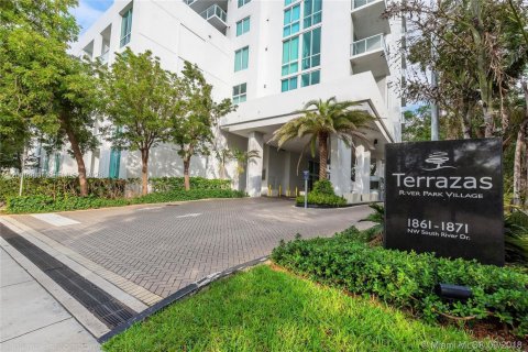Condo in Miami, Florida, 1 bedroom № 2072087 - photo 3