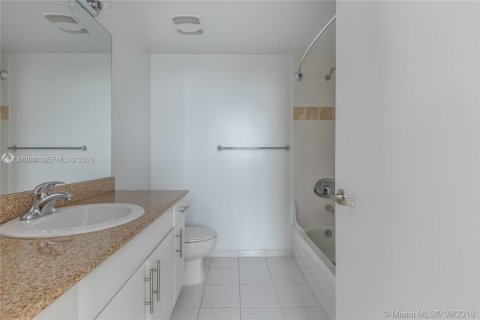 Condo in Miami, Florida, 1 bedroom № 2072087 - photo 11