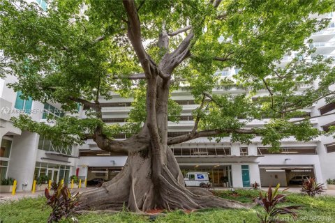 Condo in Miami, Florida, 1 bedroom № 2072087 - photo 2