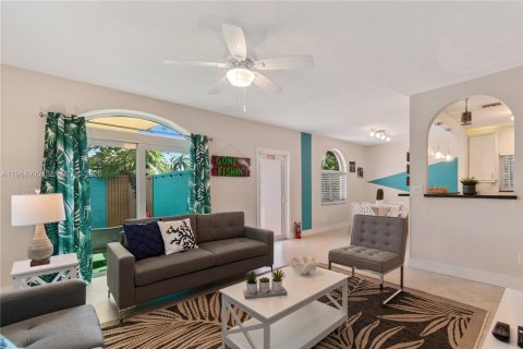 Propiedad comercial en venta en Hollywood, Florida, 224.08 m2 № 2031812 - foto 3