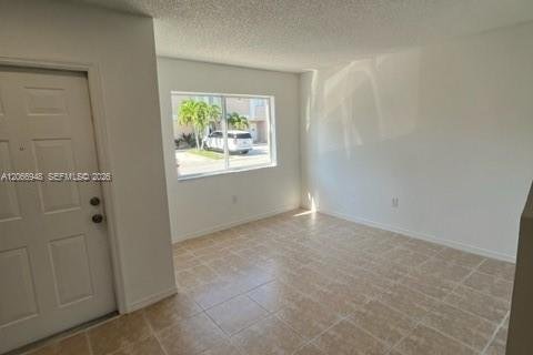 Touwnhouse à louer à Miami, Floride: 3 chambres, 135.82 m2 № 2286532 - photo 10
