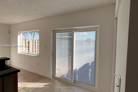 Touwnhouse à louer à Miami, Floride: 3 chambres, 135.82 m2 № 2286532 - photo 17