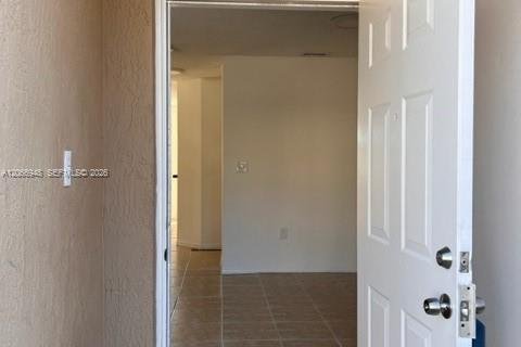 Touwnhouse à louer à Miami, Floride: 3 chambres, 135.82 m2 № 2286532 - photo 2