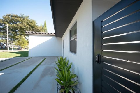 House in North Miami Beach, Florida 4 bedrooms, 153.85 sq.m. № 2020862 - photo 5