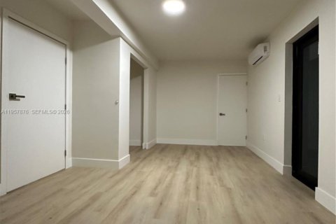 House in North Miami Beach, Florida 4 bedrooms, 153.85 sq.m. № 2020862 - photo 16