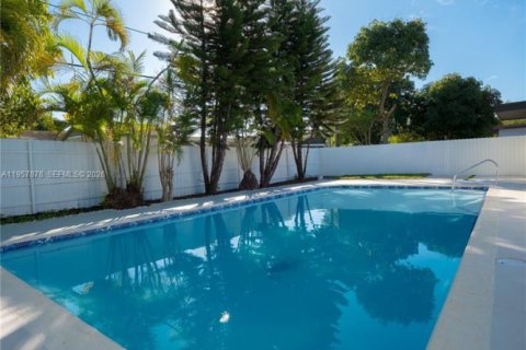 House in North Miami Beach, Florida 4 bedrooms, 153.85 sq.m. № 2020862 - photo 19
