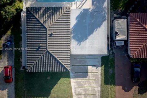 House in North Miami Beach, Florida 4 bedrooms, 153.85 sq.m. № 2020862 - photo 25