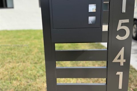 House in North Miami Beach, Florida 4 bedrooms, 153.85 sq.m. № 2020862 - photo 6