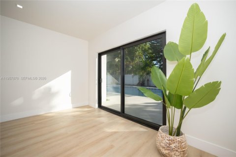 House in North Miami Beach, Florida 4 bedrooms, 153.85 sq.m. № 2020862 - photo 11