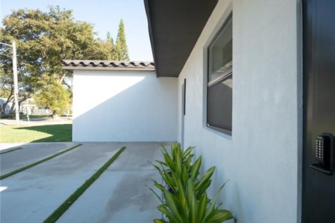House in North Miami Beach, Florida 4 bedrooms, 153.85 sq.m. № 2020862 - photo 7