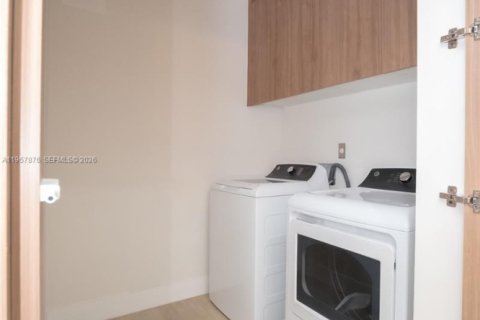 House in North Miami Beach, Florida 4 bedrooms, 153.85 sq.m. № 2020862 - photo 17