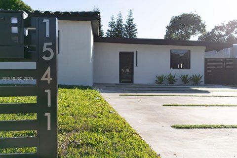 House in North Miami Beach, Florida 4 bedrooms, 153.85 sq.m. № 2020862 - photo 3