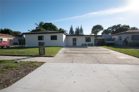 House in North Miami Beach, Florida 4 bedrooms, 153.85 sq.m. № 2020862 - photo 4