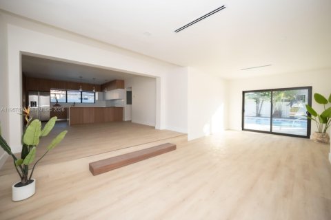 House in North Miami Beach, Florida 4 bedrooms, 153.85 sq.m. № 2020862 - photo 9