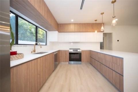 House in North Miami Beach, Florida 4 bedrooms, 153.85 sq.m. № 2020862 - photo 13