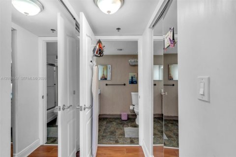 Купить кондоминиум в Майами, Флорида 3 спальни, 114.46м2, № 2068531 - фото 12