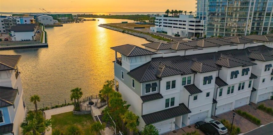 Touwnhouse à Tampa, Floride 4 chambres, 260.5 m2 № 1681982
