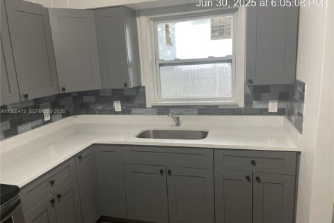 Immobilier commercial à vendre à West Palm Beach, Floride: 145.67 m2 № 2081213 - photo 7