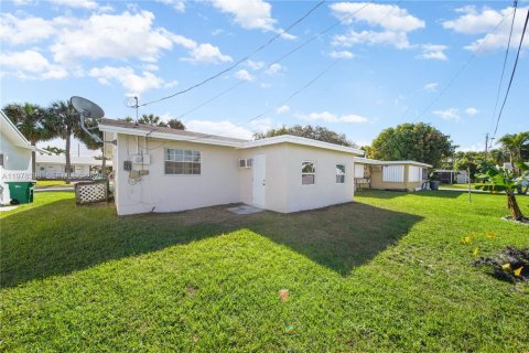 House in Tamarac, Florida 2 bedrooms, 93.65 sq.m. № 2042192 - photo 11