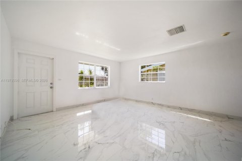 House in Tamarac, Florida 2 bedrooms, 93.65 sq.m. № 2042192 - photo 12