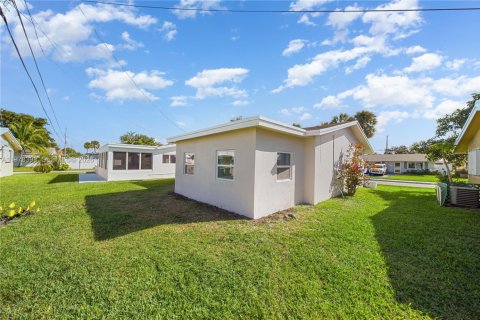House in Tamarac, Florida 2 bedrooms, 93.65 sq.m. № 2042192 - photo 2