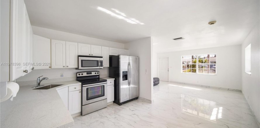 House in Tamarac, Florida 2 bedrooms, 93.65 sq.m. № 2042192