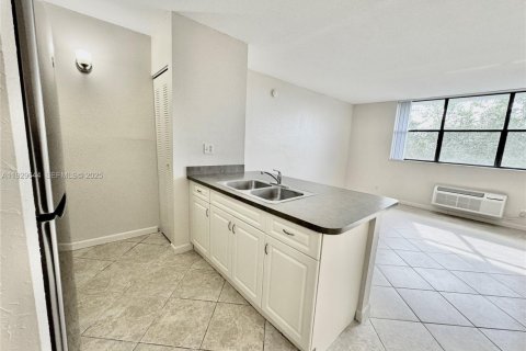 Снять в аренду кондоминиум в Корал-Спрингс, Флорида 1 спальня, 44.13м2, № 1988780 - фото 8