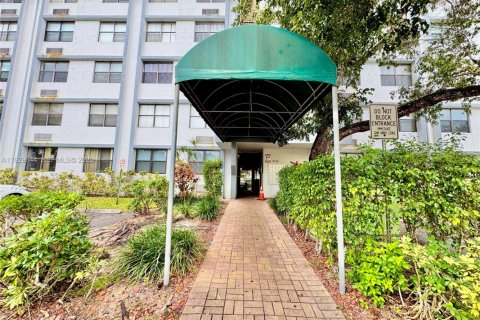 Снять в аренду кондоминиум в Корал-Спрингс, Флорида 1 спальня, 44.13м2, № 1988780 - фото 12