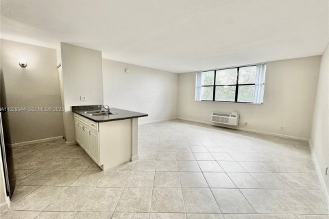 Снять в аренду кондоминиум в Корал-Спрингс, Флорида 1 спальня, 44.13м2, № 1988780 - фото 3