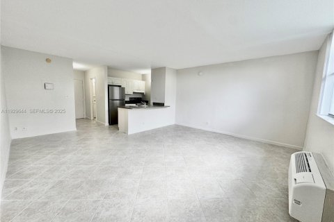 Снять в аренду кондоминиум в Корал-Спрингс, Флорида 1 спальня, 44.13м2, № 1988780 - фото 4