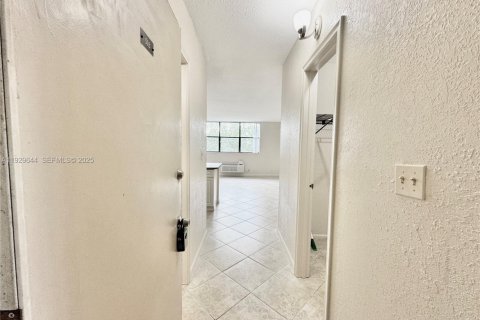 Снять в аренду кондоминиум в Корал-Спрингс, Флорида 1 спальня, 44.13м2, № 1988780 - фото 2