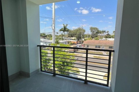 Снять в аренду таунхаус в Холливуд, Флорида 3 спальни, 209.03м2, № 2056875 - фото 8