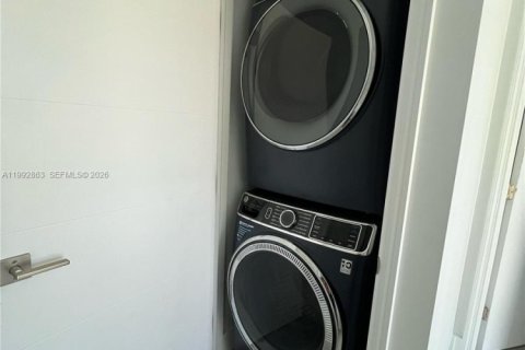 Снять в аренду таунхаус в Холливуд, Флорида 3 спальни, 209.03м2, № 2056875 - фото 21