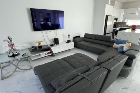 Снять в аренду таунхаус в Холливуд, Флорида 3 спальни, 209.03м2, № 2056875 - фото 4