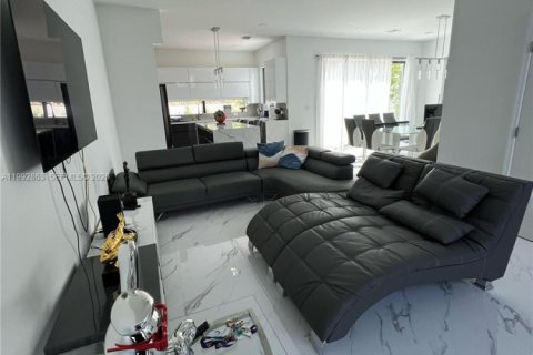 Снять в аренду таунхаус в Холливуд, Флорида 3 спальни, 209.03м2, № 2056875 - фото 5