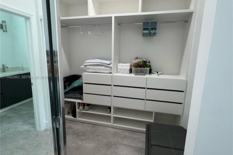 Снять в аренду таунхаус в Холливуд, Флорида 3 спальни, 209.03м2, № 2056875 - фото 13