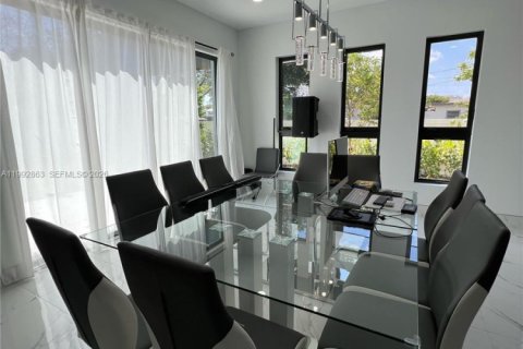 Снять в аренду таунхаус в Холливуд, Флорида 3 спальни, 209.03м2, № 2056875 - фото 3