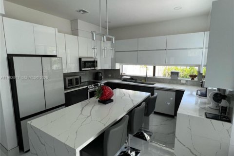 Снять в аренду таунхаус в Холливуд, Флорида 3 спальни, 209.03м2, № 2056875 - фото 2