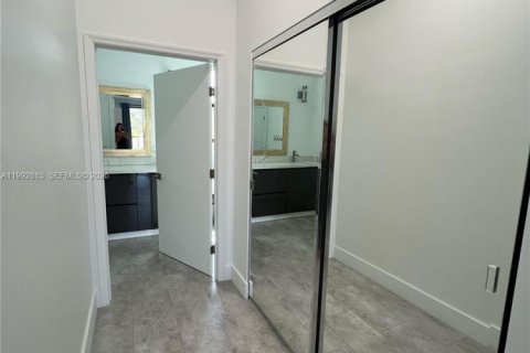 Снять в аренду таунхаус в Холливуд, Флорида 3 спальни, 209.03м2, № 2056875 - фото 12