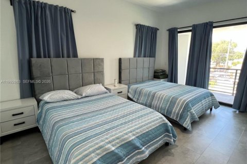 Снять в аренду таунхаус в Холливуд, Флорида 3 спальни, 209.03м2, № 2056875 - фото 18