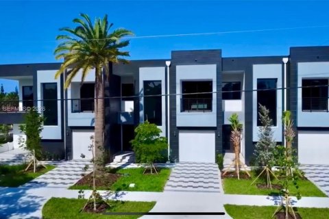 Снять в аренду таунхаус в Холливуд, Флорида 3 спальни, 209.03м2, № 2056875 - фото 1