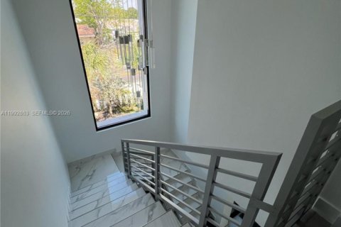 Снять в аренду таунхаус в Холливуд, Флорида 3 спальни, 209.03м2, № 2056875 - фото 7