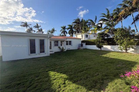 House in Miami Beach, Florida 4 bedrooms, 202.53 sq.m. № 2035517 - photo 16